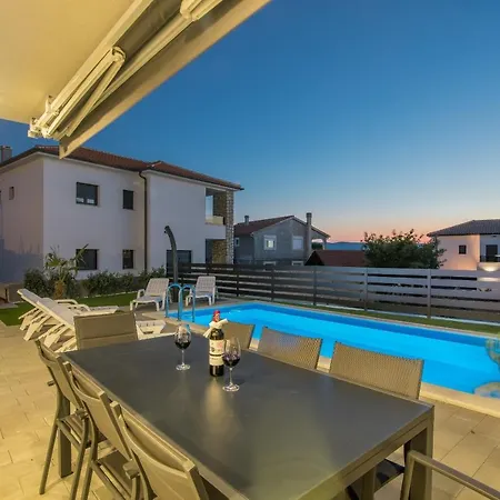 Andrea With Heated Pool Villa *
