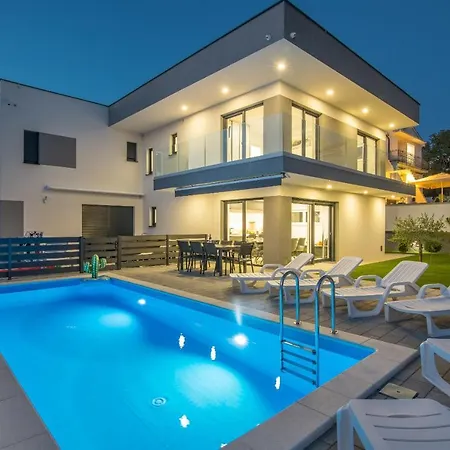 Andrea With Heated Pool Villa *