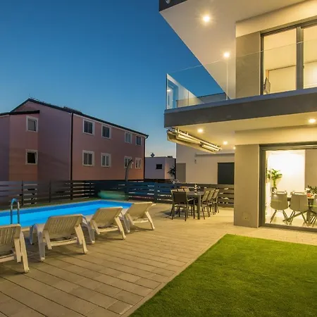 Andrea With Heated Pool Villa